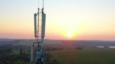 Mobil 5G kule kırsal bir bölgedeki mobil tekrarlayıcı kule etrafında uçan bir İHA tarafından çekiliyor.