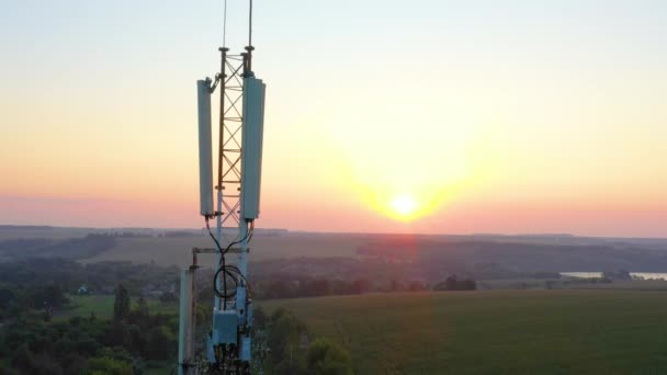 Torre móvil 5g Disparos desde un dron volando alrededor de una torre repetidora móvil en una zona rural — Vídeo de stock
