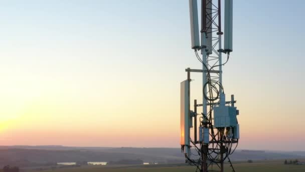 Мобильная башня 5g Стрельба с беспилотника, летающего вокруг мобильной ретрансляторной башни в сельской местности — стоковое видео