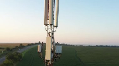 Mobil 5G kule kırsal bir bölgedeki mobil tekrarlayıcı kule etrafında uçan bir İHA tarafından çekiliyor.