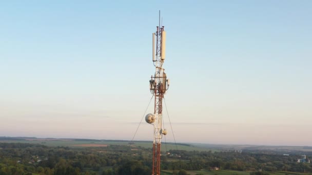 Mobil 5g torony Lövöldözés egy drónról, ami egy mobil adótorony körül repül egy vidéki területen — Stock videók