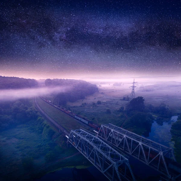 Ferrocarril Atraviesa Bosque Nublado Paisaje Nocturno Maravilloso Bosque Coníferas Verano — Foto de Stock