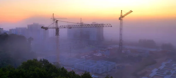 Bouw Van Nieuwe Gebouwen Met Meerdere Verdiepingen Bouwkraan Bij Dageraad — Stockfoto