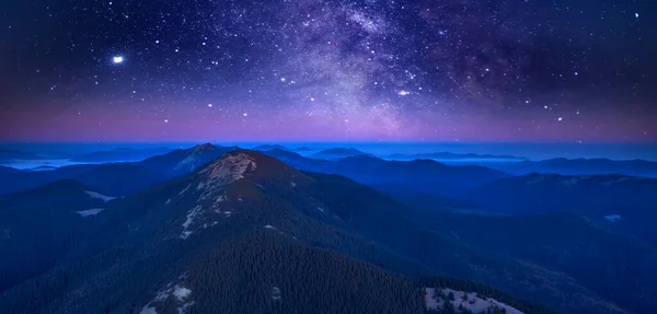 Cielo Estrellado Sobre Las Cimas Las Montañas Boscosas Niebla Está — Foto de Stock