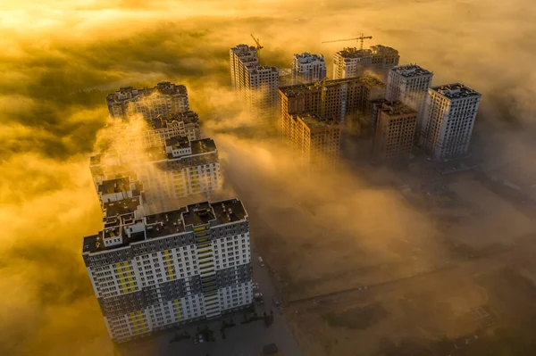 Meerverdiepingen Wolkenkrabbers Kijken Deels Uit Ochtendmist Zonnestralen Schijnen Tussen Huizen — Stockfoto