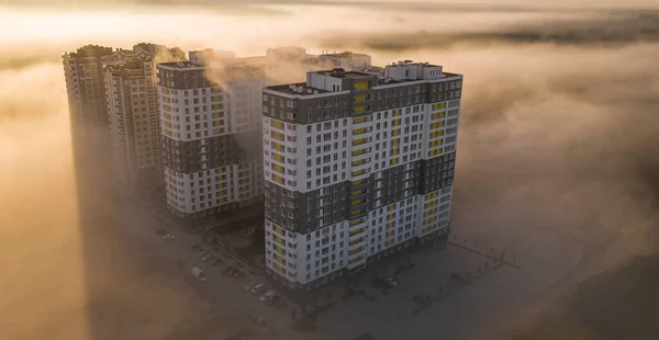 Többemeletes Felhőkarcolók Részben Reggeli Ködből Néznek Nap Sugarai Ragyognak Házak — Stock Fotó