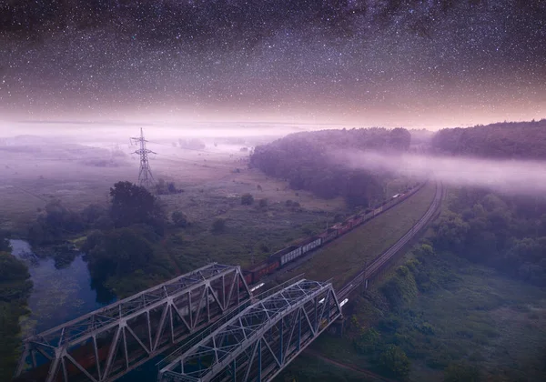Ferrocarril Atraviesa Bosque Nublado Paisaje Nocturno Maravilloso Bosque Coníferas Verano — Foto de Stock