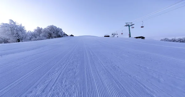 Declive Esqui Vazio Com Neve Recém Rolada Amanhecer — Fotografia de Stock