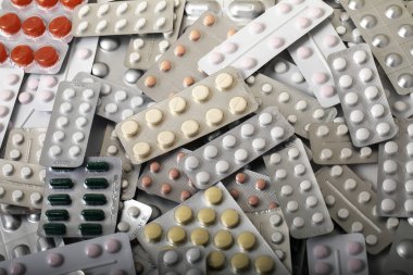 Çok çeşitli ilaçlar var. Tabaklar çeşitli haplar ve kapsüllerle dolu. doku veya arkaplan.