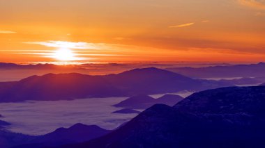 Muhteşem sonbahar dağ manzarası. Dağlar arasında sisli şafak.