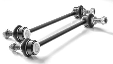 Beyaz arka planda ön araba süspansiyonunun iki sabitleyicisi. Araba süspansiyonu tamiri için harcanabilir parça..