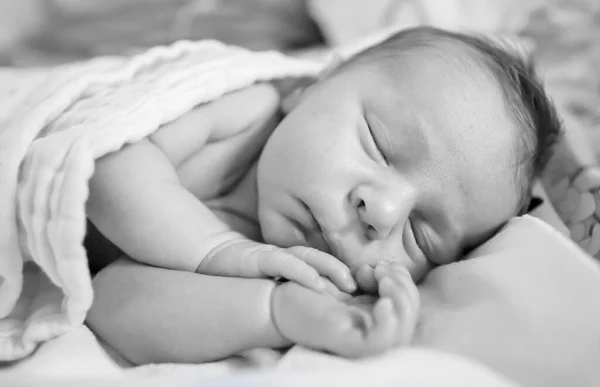 Το νεογέννητο μωρό κοιμάται στην κούνια. Κάτοψη, πορτραίτο. — Φωτογραφία Αρχείου