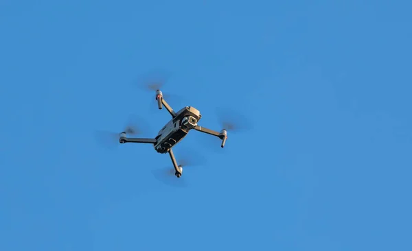 Mavi Gökyüzünün Arka Planında Video Kamerası Olan Bir Kuadkopter Kavram — Stok fotoğraf