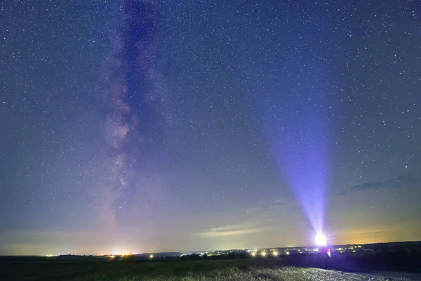 Silhouette Homme Trace Une Lampe Poche Sur Fond Ciel Étoilé — Photo