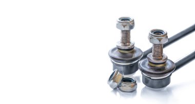 Beyaz arka planda ön araba süspansiyonunun iki sabitleyicisi. Araba süspansiyonu tamiri için harcanabilir parça..