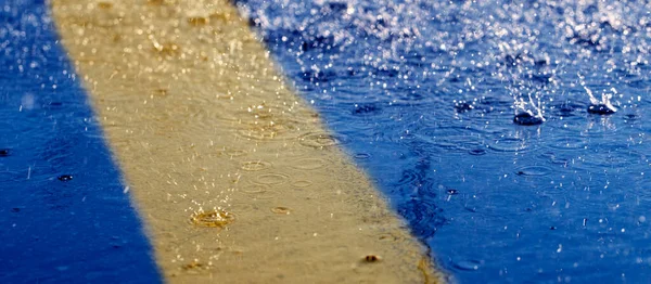 水滴落在湿冷的沥青上 — 图库照片
