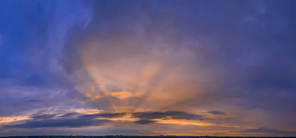 Мбаппе Утреннего Голубого Неба Освещаемого Оранжевым Красным Солнечным Светом — стоковое фото