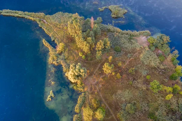 Una Pequeña Isla Medio Del Lago Hojas Amarillas Otoño Los — Foto de Stock