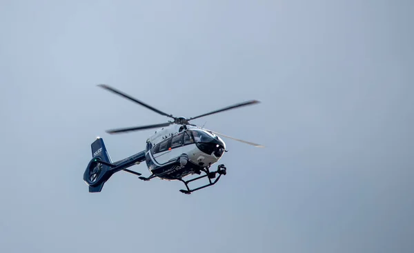 Polizeihubschrauber schwarz auf weiß. Modern, mit modernster Ausstattung ausgestattet. — Stockfoto