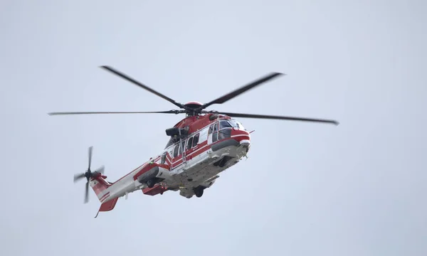 Ambulância, helicóptero militar ou civil no fundo do céu. — Fotografia de Stock