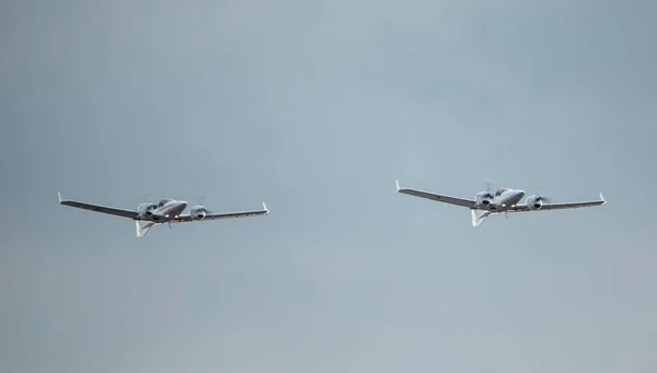 Pequenas duas hélices bimotor avião de reconhecimento militar em um fundo de céu. — Fotografia de Stock