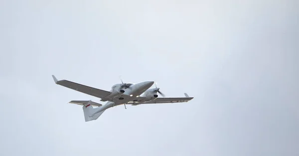 Küçük çift motorlu pervane askeri keşif uçakları gökyüzünün arka planında. — Stok fotoğraf