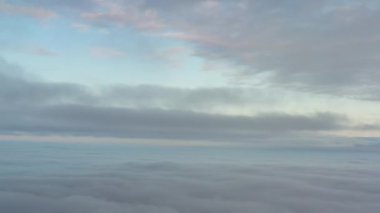 Bulutların üstündeki gökyüzü şafaktan önce. Muhteşem cennet manzarası..