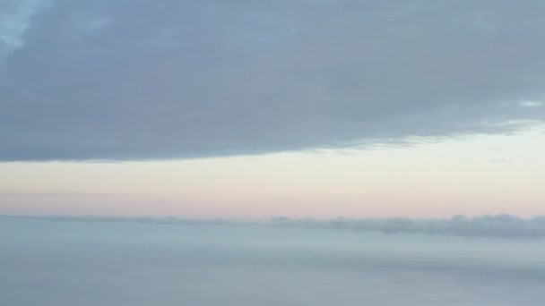 O céu acima das nuvens antes do amanhecer. Maravilhosa paisagem celestial. — Vídeo de Stock