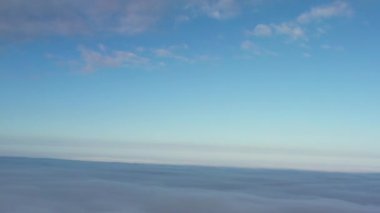 Bulutların üstündeki gökyüzü şafaktan önce. Muhteşem cennet manzarası..