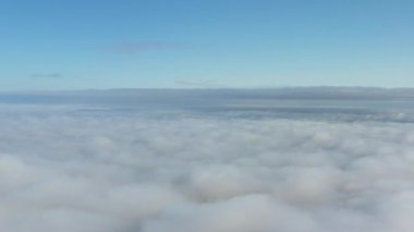 Bulutların üstündeki gökyüzü şafaktan önce. Muhteşem cennet manzarası..