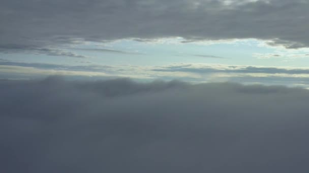 Niebo nad chmurami przed świtem. Wspaniały niebiański krajobraz. — Wideo stockowe