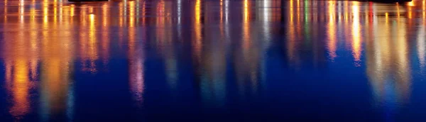 Hermosa Luz Refleja Agua Luces Nocturnas Iluminación Reflejada Agua Reflejo — Foto de Stock