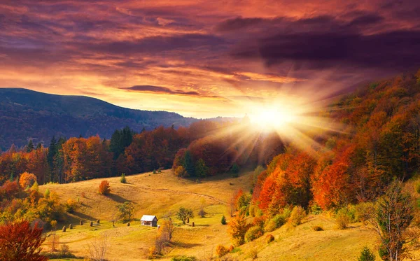 Dağlarda gün doğumu. Küçük bir köyle güzel bir dağ manzarası