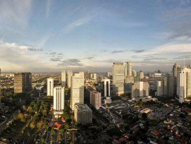 Gün batımında şehir silueti. Panoramik ufuk çizgisi ve inşa