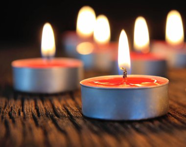 Karanlık bir arka planda yanan mum. Bir sürü yanan mum. Yüzeyin derinliği. Geceleri bir sürü Noel mumu yanıyor.