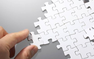 El ele tutuşup yapboz parçalarını birleştiriyoruz. Takım çalışması ve işbirliği kavramı