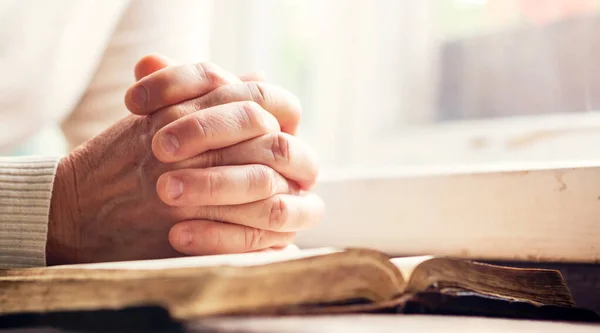 Mãos Homem Orando Sobre Uma Bíblia Representa Espiritualidade Vida Cotidiana — Fotografia de Stock