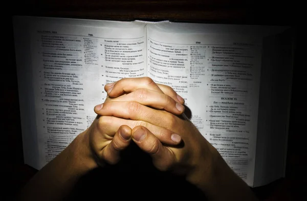 Les Mains Homme Serrées Dans Prière Sur Une Sainte Bible — Photo