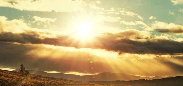 Güneş ışığı ve dağ gökyüzü. Gün doğumunda dağ vadisi.