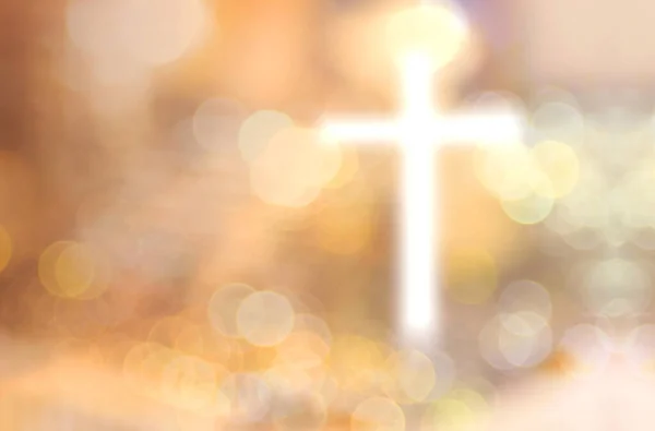 Bokeh hafif günbatımı arkaplanı üzerinde bulanık beyaz haç