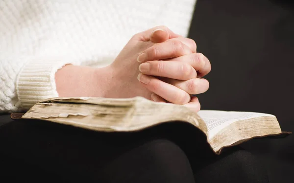 Читання Біблії Молитва — стокове фото
