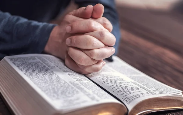 Kutsal İncil 'i okuyan adam.