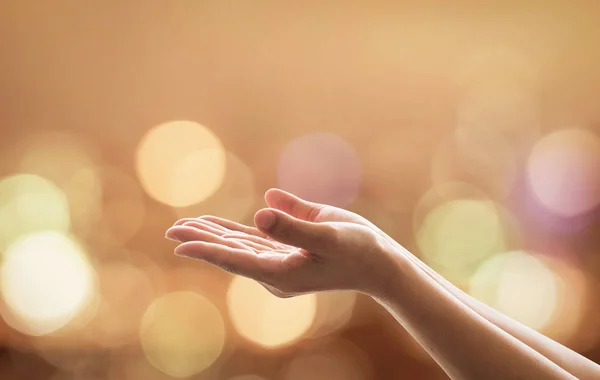 Mão Oração Mulher Orando Adoração Para Deus Celestial Sob Luz — Fotografia de Stock