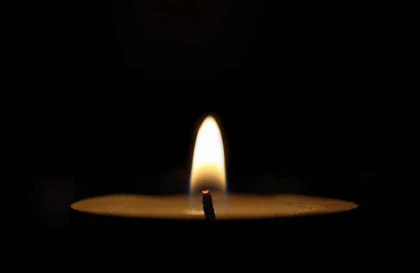 Палаючі Свічки Одна Свічка Полум Вночі Крупним Планом Ізольована — стокове фото