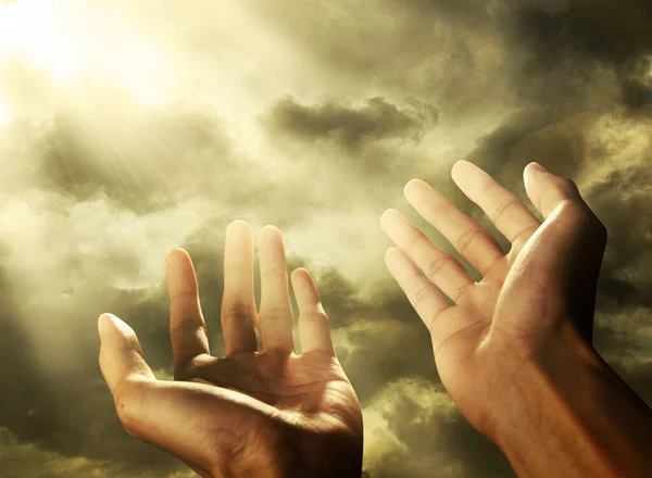 Руки Відкривають Долоні Вгору Поклоніння Відкрита Рука Неба Заходу Сонця — стокове фото