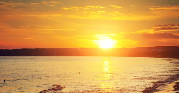 Ανατέλει Ήλιος Πάνω Από Θάλασσα Ηλιοβασίλεμα Στην Παραλία — Φωτογραφία Αρχείου
