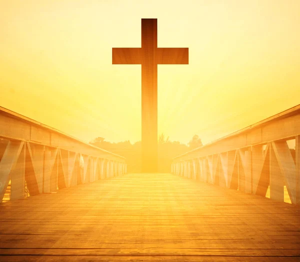 Silhouet Christelijk Kruis Houten Brug Met Meer Dan Zonsondergang — Stockfoto