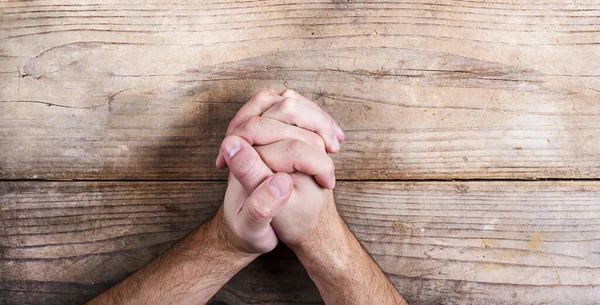 Vallásos Ember Keresztbe Tett Kézzel Imádkozott Asztalon Egy Férfi Imádkozó Jogdíjmentes Stock Képek