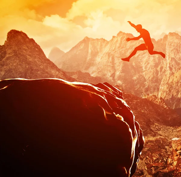 Silhueta Homem Saltando Sobre Montanha Desafio Para Atravessar Barreira Para Imagens De Bancos De Imagens Sem Royalties