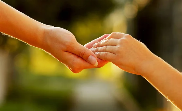 Dois Pares Mãos Tocam Ajudar Mãos — Fotografia de Stock